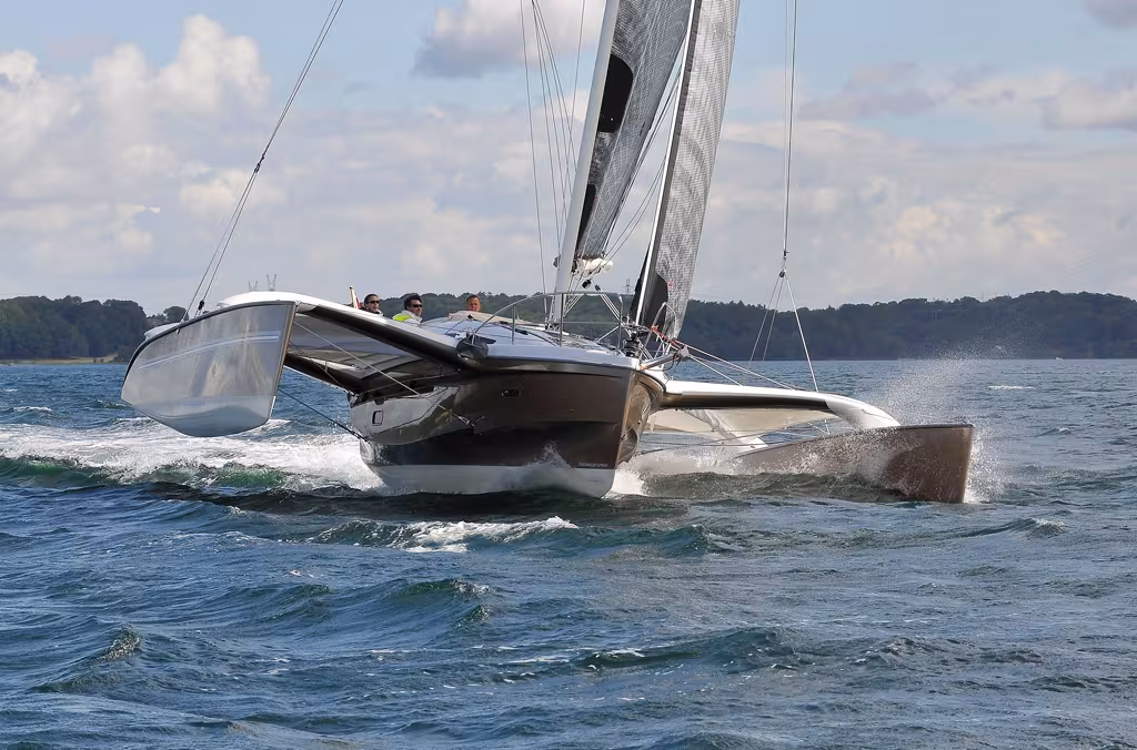 Full speed, sillages fumants, étraves moissonnant le spray à grands coups de surfs gourmands, voici le Dragonfly 32…