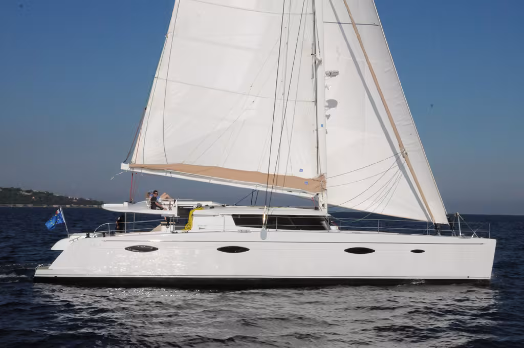 Une jolie ligne pour ce catamaran fin et racé.