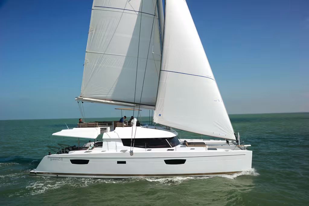 Le travail de lissage des proportions du flybridge permet de l'intégrer harmonieusement dans la silhouette générale