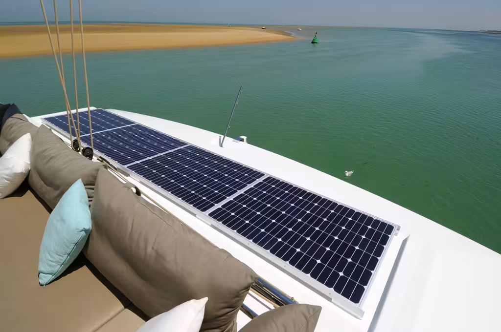 Ipanema prévoit l'emplacement eco cruising  d'une batterie de panneaux solaires de 560 W, notez le chariot de GV à treuil captif Antal, qui transforme la maîtrise d'une GV de 106 m2