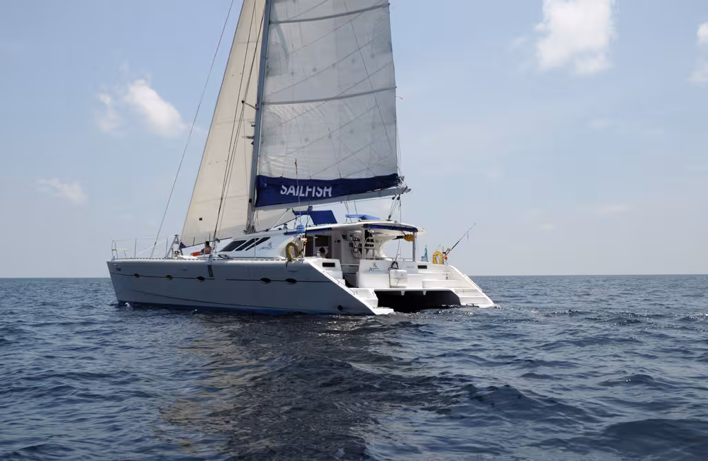 Un souffle d'air et nous voilà partis à la découverte des Maldives sur un 50 pieds particulièrement accueillant.
