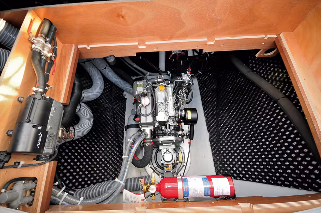 L'architecture de la cale moteur est rationnelle, l'accessibilité des organes excellente.