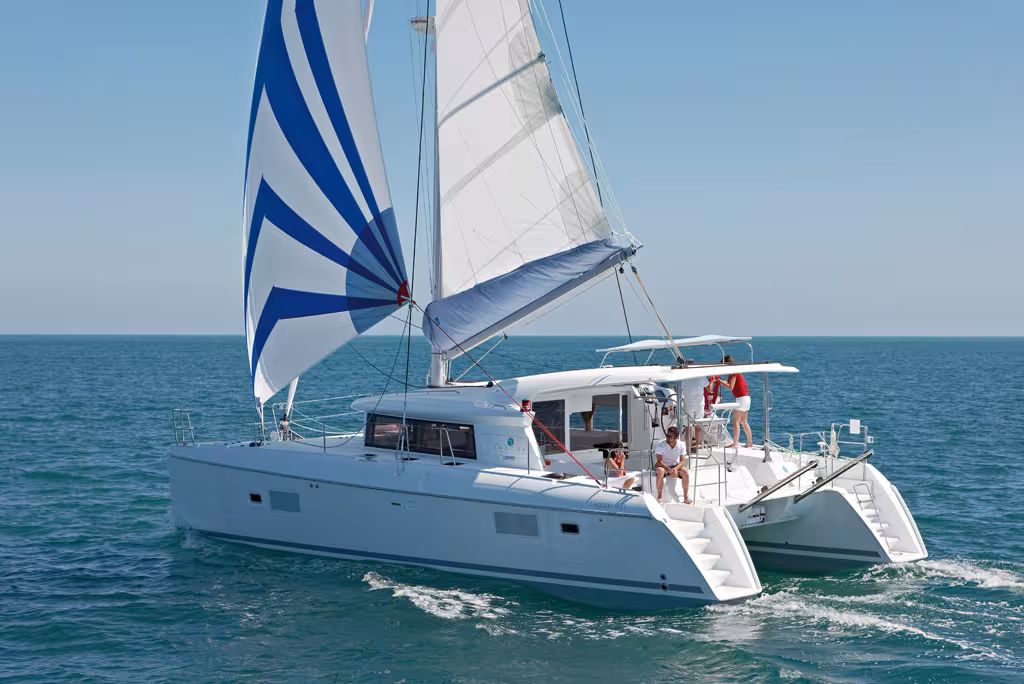 Grâce à un nouveau dessin du bimini rigide qui prolonge désormais le roof, le Lagoon 421 est nettement plus agréable à l’œil que son prédécesseur.