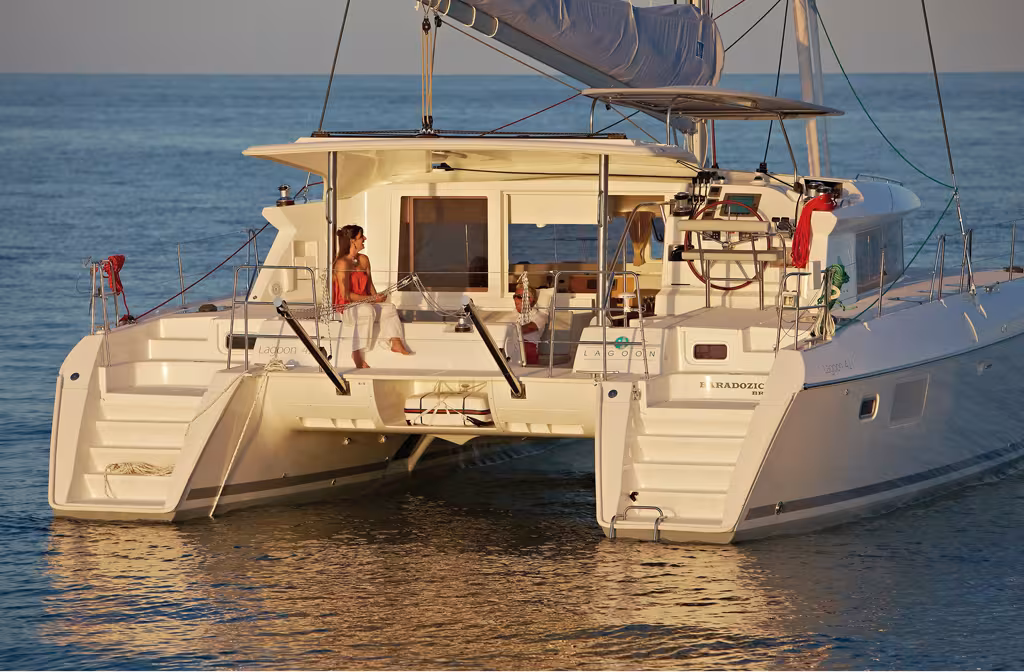La barre d’écoute est fixée sur le bimini afin de dédier le cockpit au farniente à 100 %. Bossoirs exceptés, plus aucune pièce d’accastillage à l’arrière du roof : les enfants apprécieront !