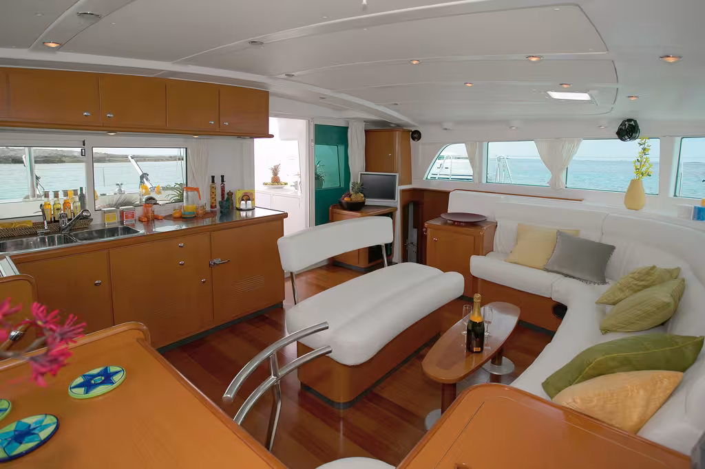 Bienvenue à bord… Luminosité, hauteur sous barrots, différents espaces de vie, le Lagoon 440 en offre vraiment beaucoup pour sa taille !