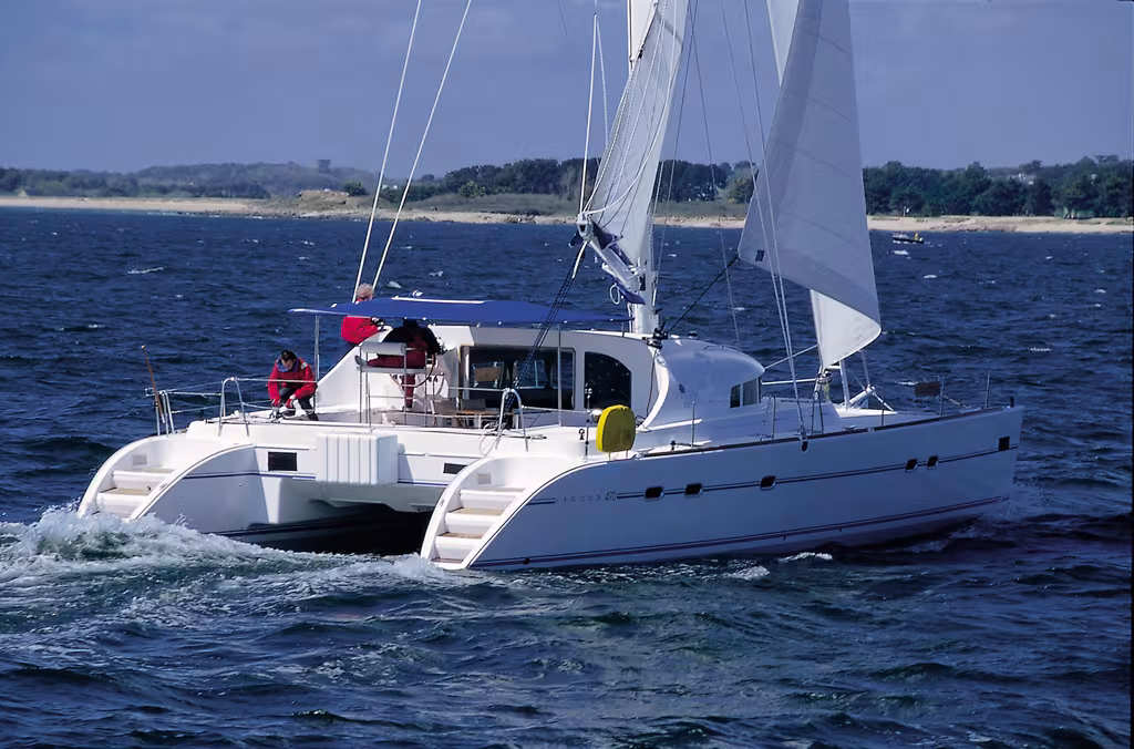 En l'absence de dérives, ce catamaran de croisière n'offre pas un cap excellent au près.