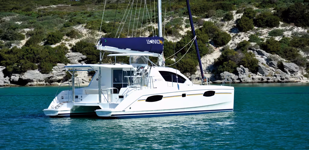Au mouillage, ce catamaran est dans son élément.  