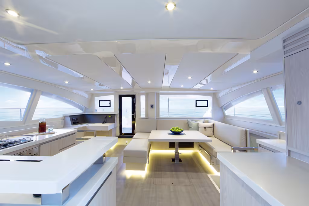 Une lumière étudiée, une vue panoramique totale, le salon de pont offre un accès direct vers 2 cockpits!