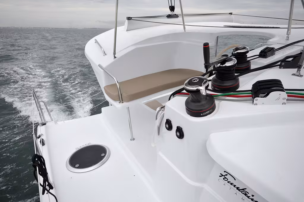 La banquette double du poste de barre est agréable et la convivialité assurée avec le cockpit
