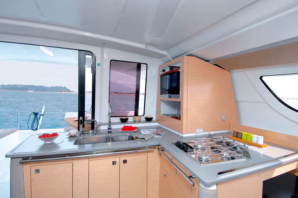 Les nouveaux espaces comme les superbes plans de travail en Corian de la cuisine sont une réussite sur la version Evolution