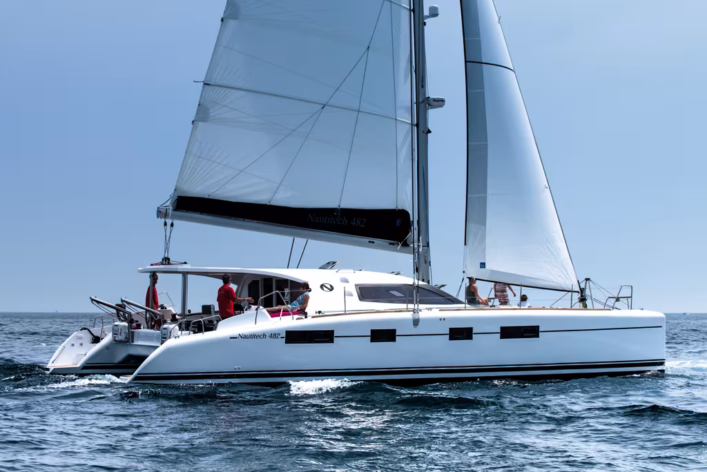 Idéal pour une famille en balade Atlantique, le 482 est un bateau à taille humaine au plan de pont bien étudié pour une utilisation en équipage réduit.