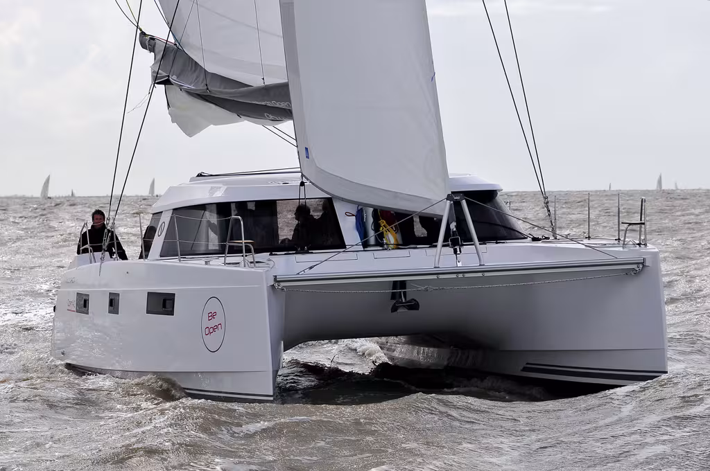 La plate-forme raide et légère de l'Open 40 fait merveille dans la mer formée