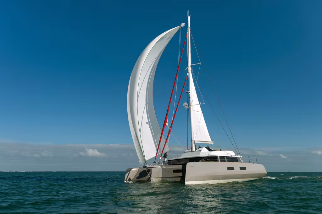 Modérément voilé, ce grand trimaran reste aisément maniable en équipage réduit