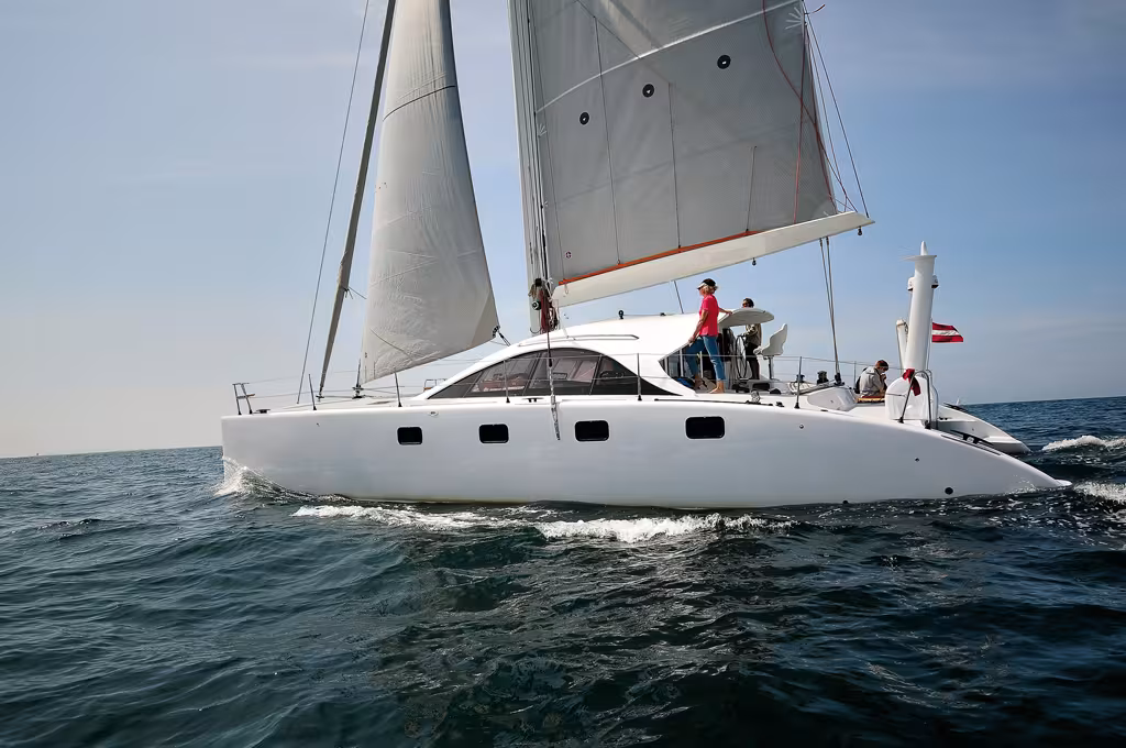 Le Class 4 taille sa route vers le large à bonne allure, le dessin du roof de Clifford Denn apparaît ici dans toute sa pureté…