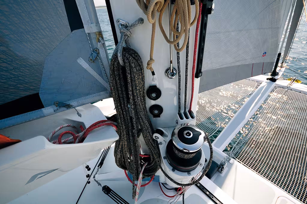 La solution innovante du Class 4 pour la gestion des drisses et des réductions GV: un mini plan de pont complet autour du winch électrique solidaire du mât. Just perfect !