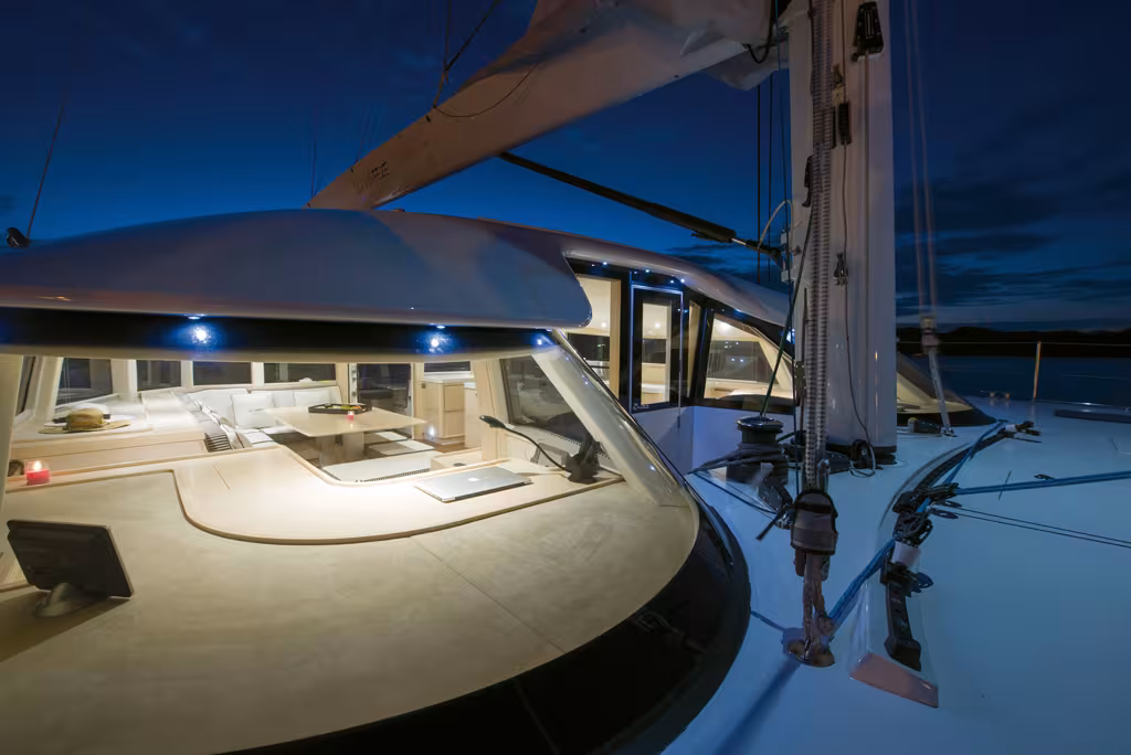 Le design du roof est extrêmement travaillé et accueille un cockpit de pied de mât dédié aux drisses accessible depuis le salon de pont.