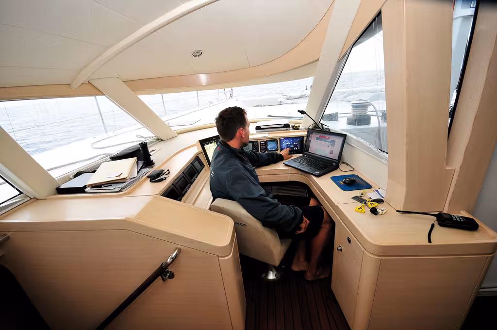 Juste séparé des allées et venues comme il convient, à coté du cockpit de pied de mât, l'espace table à cartes est une véritable tour de contrôle.