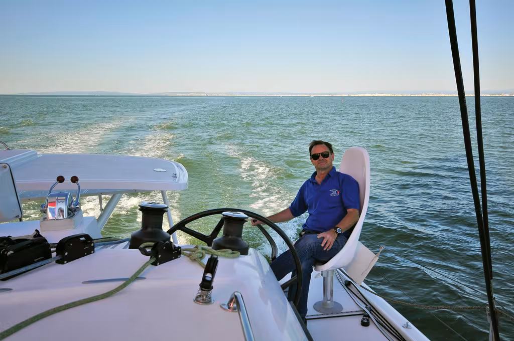 La barre franche et le siège pivotant invitent au plaisir de pilotage par petit temps ou pour de vraies sensations dans le médium. La roue (et le pilote) prendra le relais lorsque les conditions deviendront plus musclées.