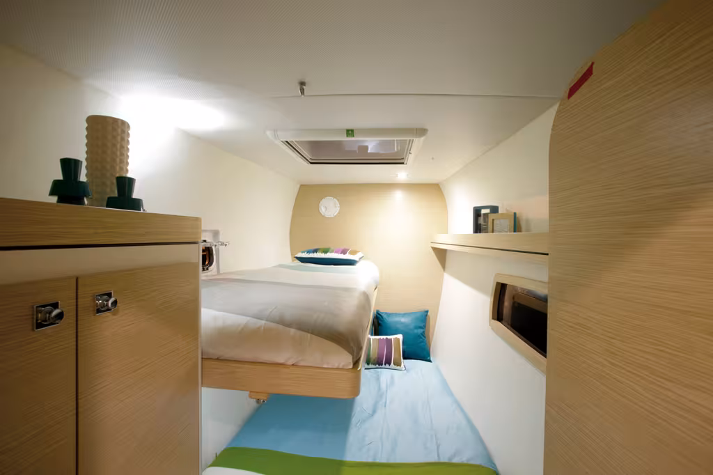 Dans la version essayée, les propriétaires ont opté pour deux cabines enfants avec bureaux, dont une à l'avant avec lit superposés, d'autres options sont bien sûr disponibles.