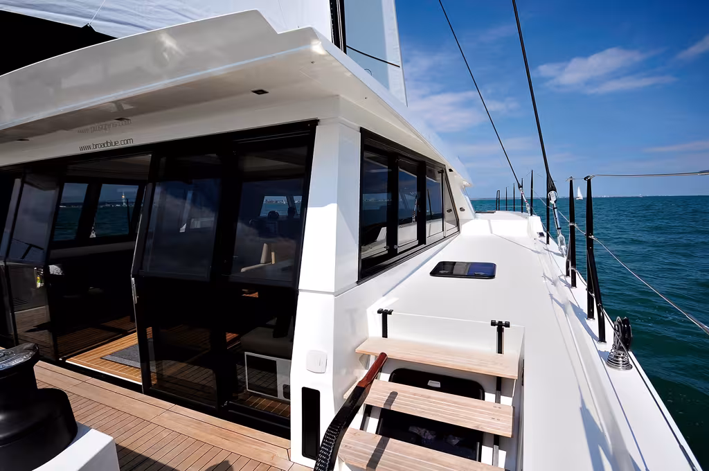 La baie coulissante arrière et les panneaux latéraux ouvrants transforment le R550 en un semi-découvrable pionnier d'une nouvelle génération de catamarans de croisière.