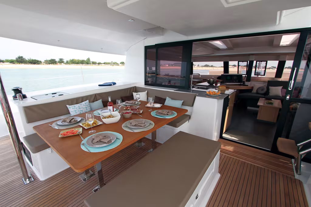 La table de cockpit peut recevoir jusqu'à 12 personnes : c'est à bord du Saba que tous les copains du mouillage viendront forcément faire la fête…