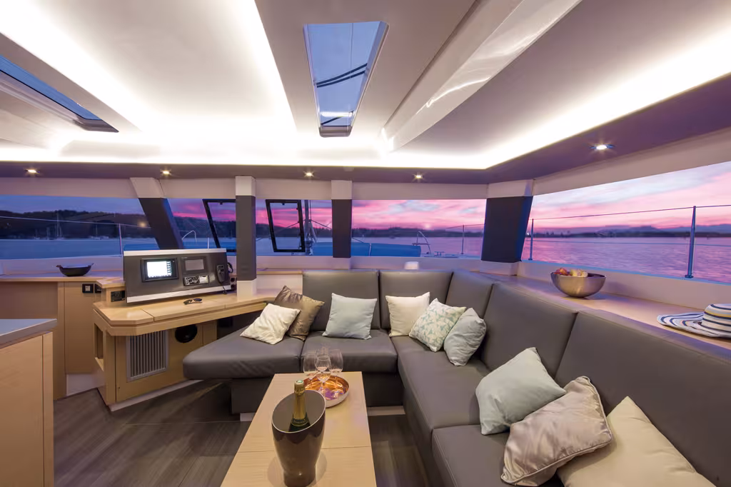 Vue panoramique, 2,25 m de hauteur sous barrot, pas de seuil entre le cockpit et le plancher : le carré sait se montrer accueillant.