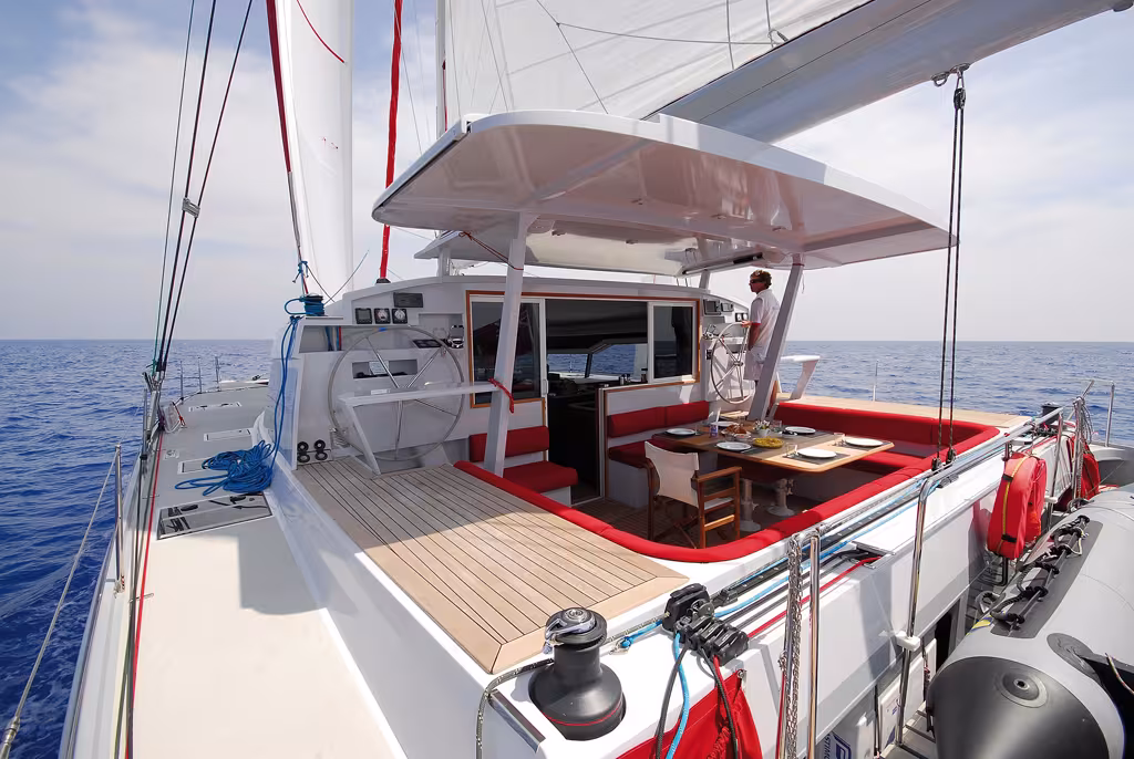 Double poste de barre, cockpit accueillant, bimini protecteur : tout a été pensé pour la grande croisière.