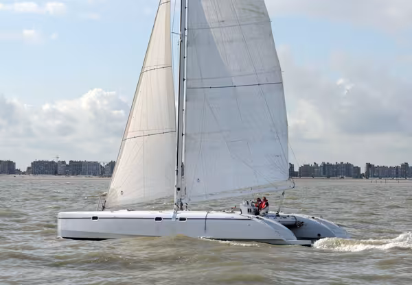 Catamaran électro-solaire