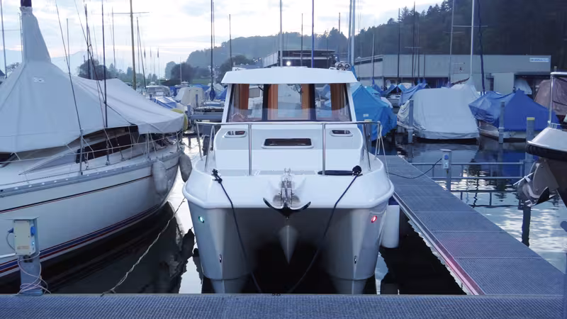 Un catamaran à moteur pour le lac