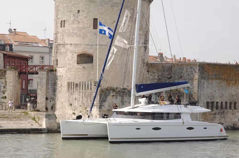 Mise à l'eau du catamaran Victoria 67