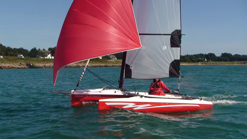Cette version Sport, avec ses voiles Mylar de plus grande surface, démarre dès les premières risées.