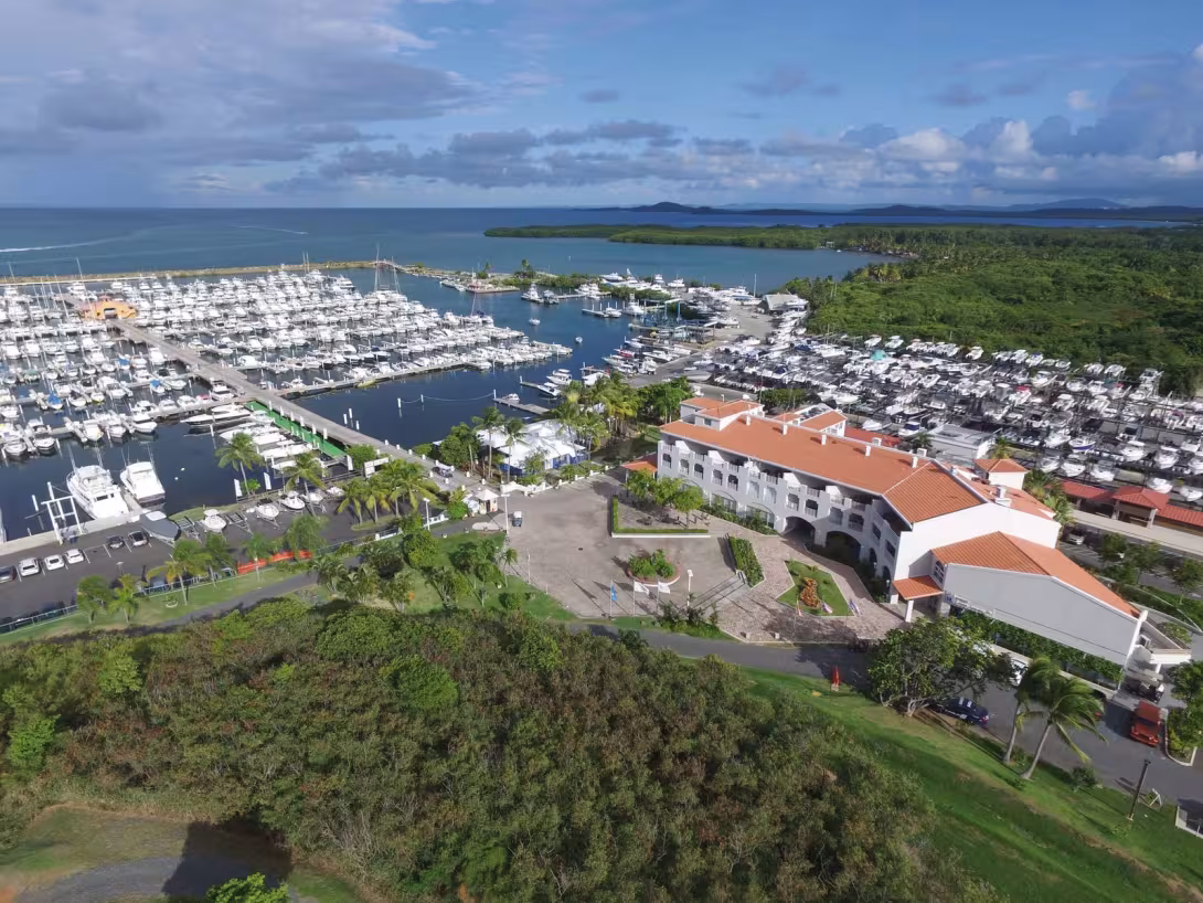 Isla Palominos est un véritable morceau de paradis encore intact à quelques milles seulement de la marina de départ. Le premier mouillage d'une série de rêve !