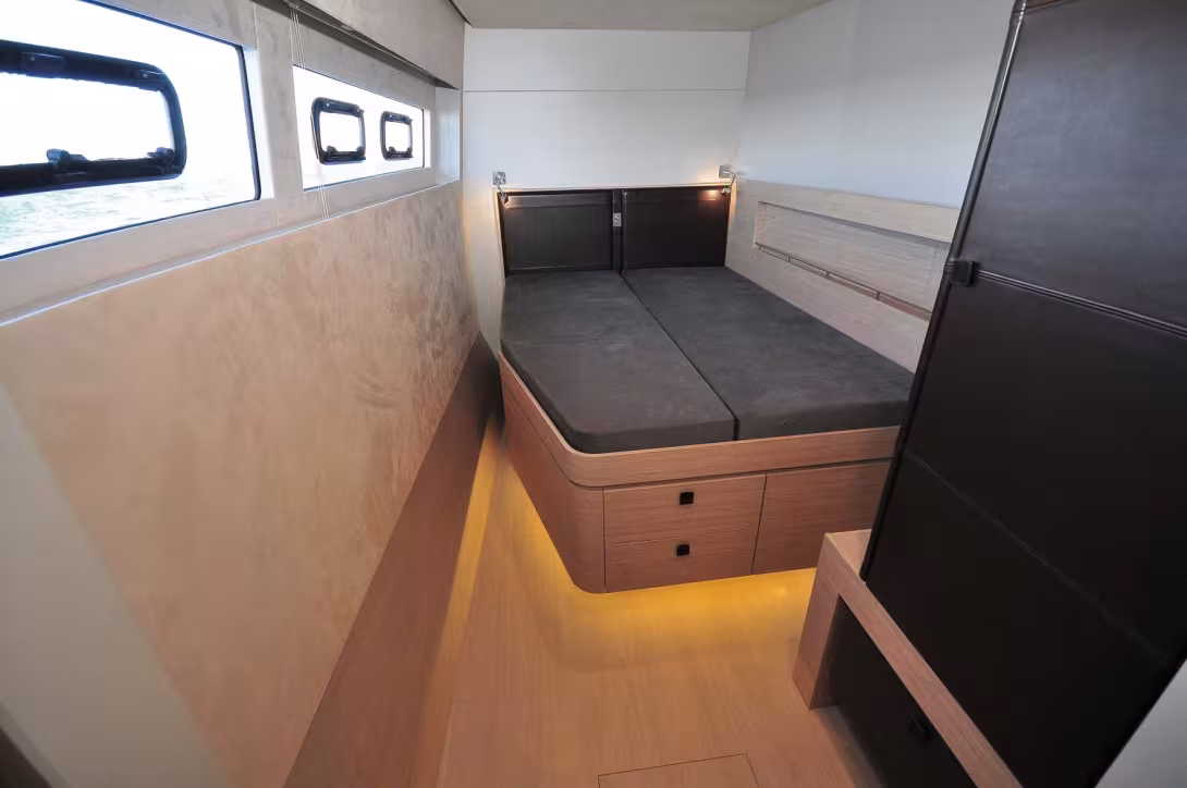 Plafonds suédine (effet Alcantara), vaigrage skaï, meubles façonnés cuir et design contemporain.