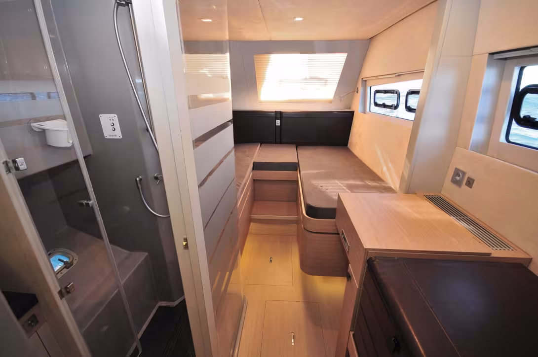Cabine arrière bâbord invités : le même confort et la même qualité perçue que le flotteur propriétaire.