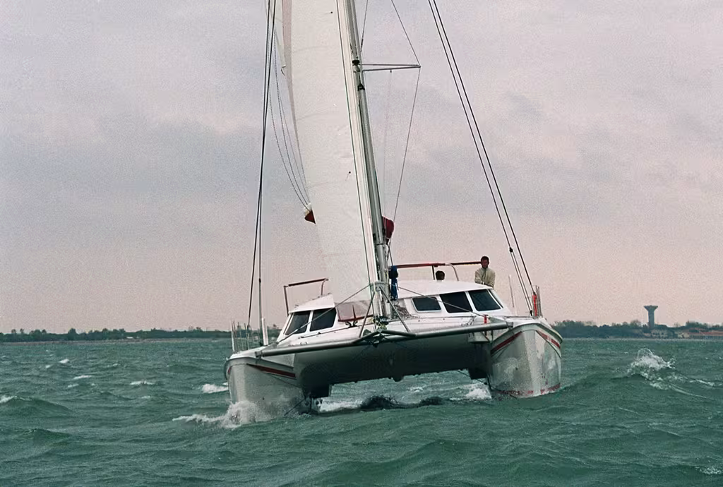 Grâce à la finesse de ses coques et à sa nacelle haut perchée, le 42 ne craint pas le clapot.