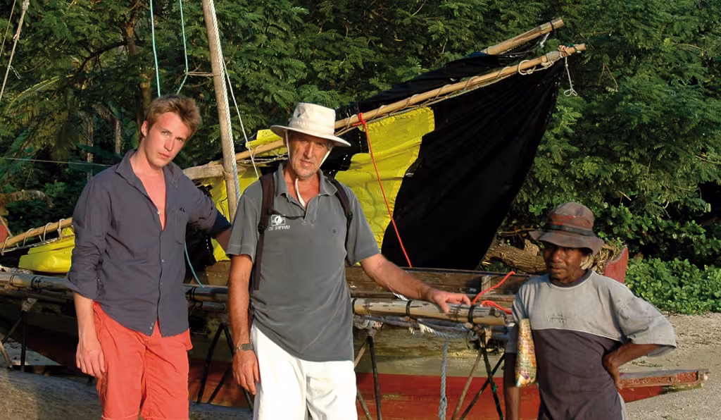 En compagnie de mon fils aîné, Tim, venu nous rejoindre au Vanuatu, et du chef du village de Nimoa, John, petit et malicieux.