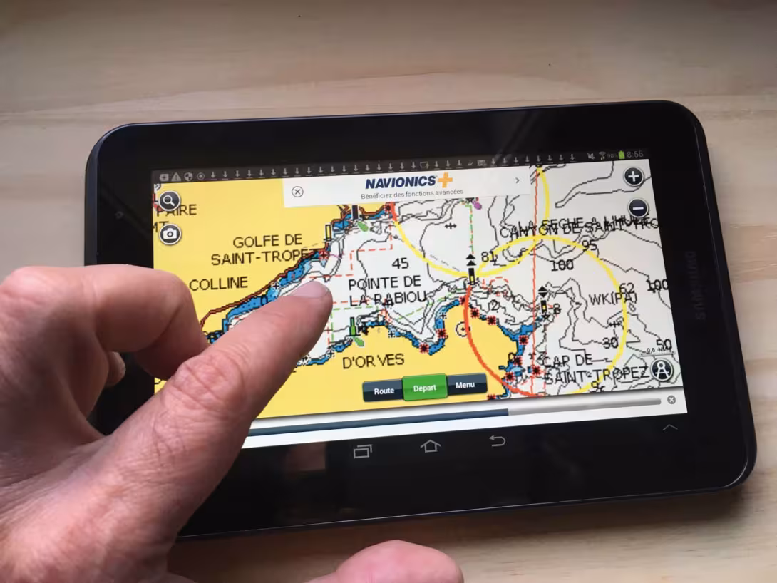 La taille de l’écran est primordiale pour envisager une navigation océanique. A partir de 10 pouces, on peut bien voir les détails, et surtout les infos des boîtes. Tourdumondistes smartphonistes s’abstenir…