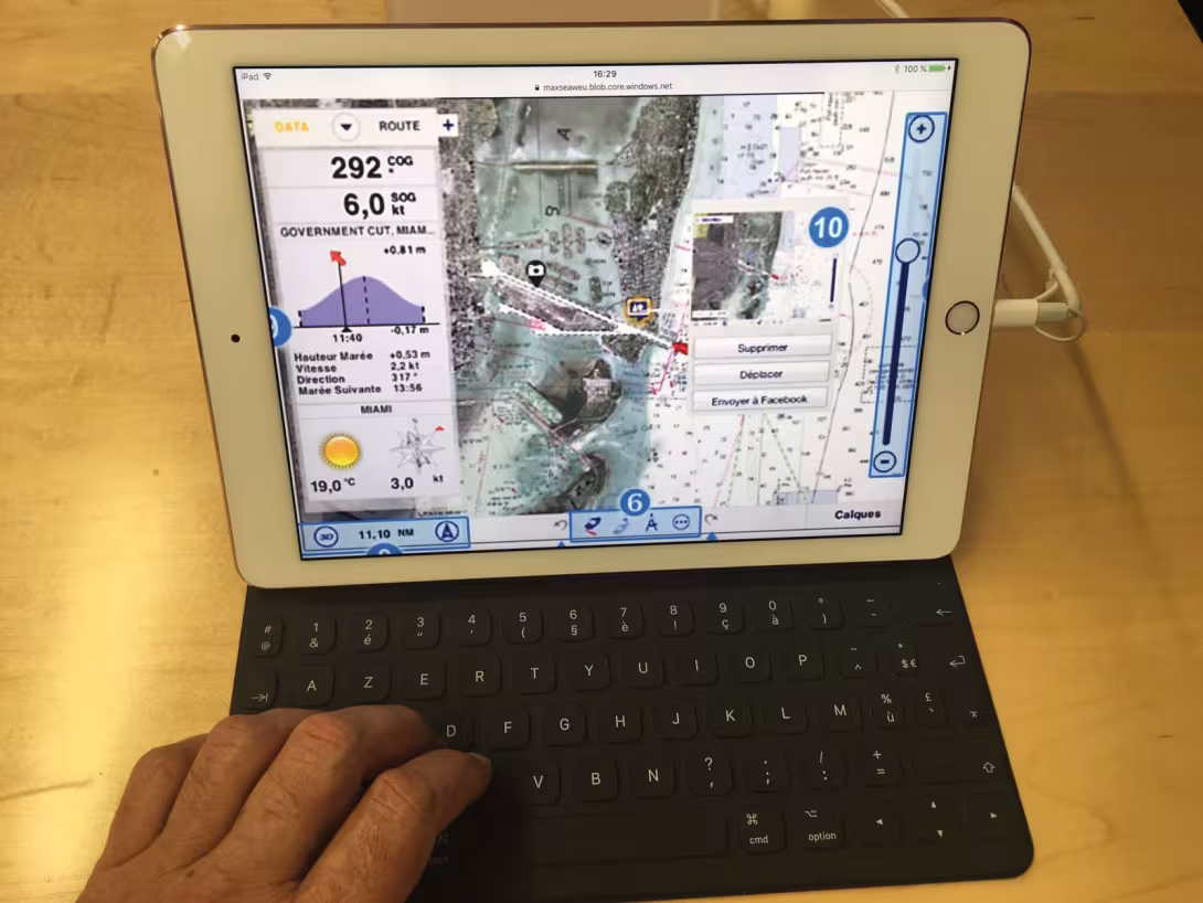 La taille de l’écran est primordiale pour envisager une navigation océanique. A partir de 10 pouces, on peut bien voir les détails, et surtout les infos des boîtes. Tourdumondistes smartphonistes s’abstenir…