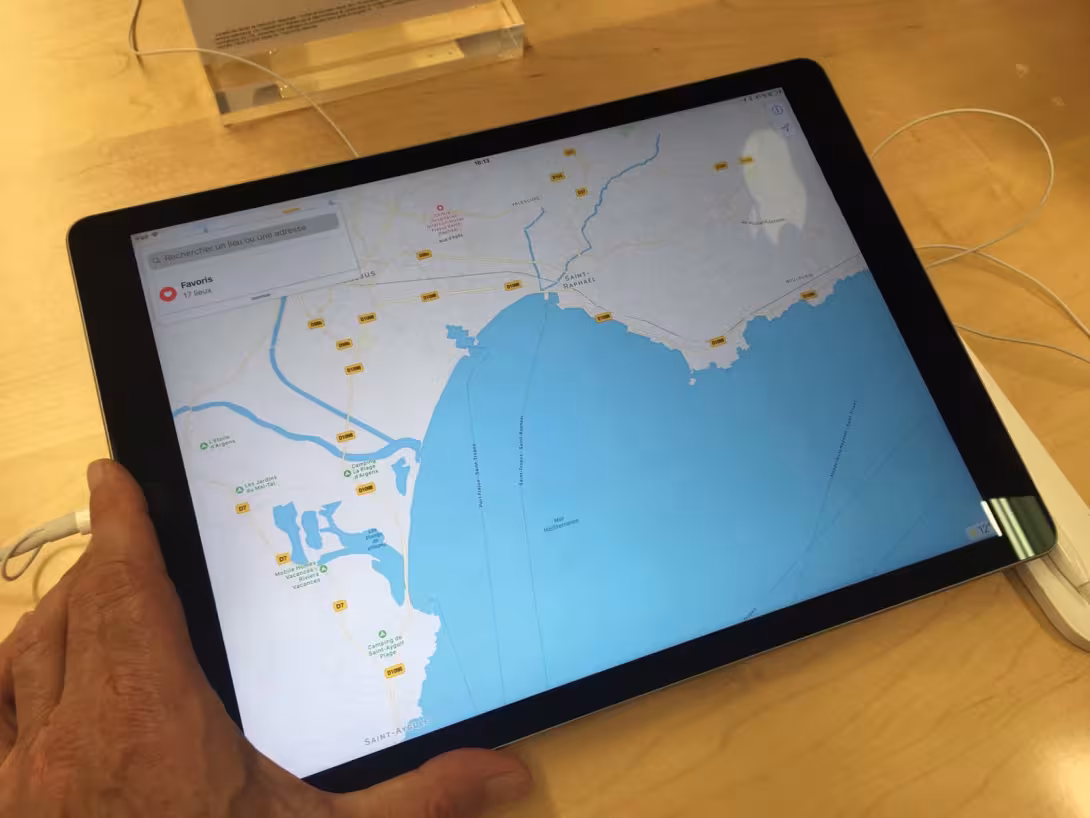La taille de l’écran est primordiale pour envisager une navigation océanique. A partir de 10 pouces, on peut bien voir les détails, et surtout les infos des boîtes. Tourdumondistes smartphonistes s’abstenir…