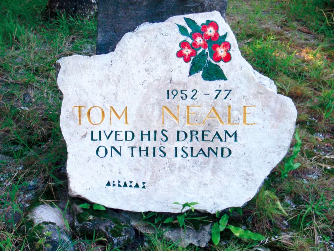 La visite de l'atoll de Suvarov ravira les amateurs de littérature anglophone à la recherche du mythe de Tom Neale !