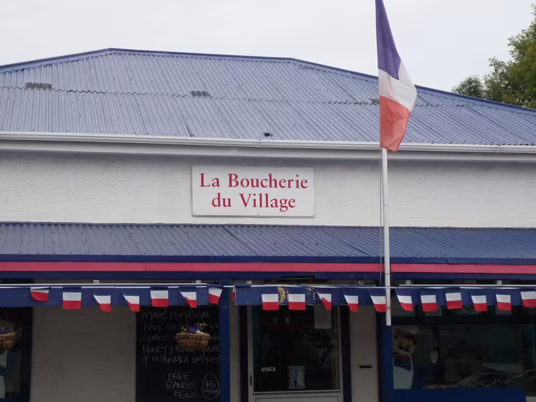 Une boucherie et un drapeau français en Nouvelle-Zélande : vous êtes assurément dans le village de d’Akaroa, où les habitants sont fiers… d'être français (ou presque !).