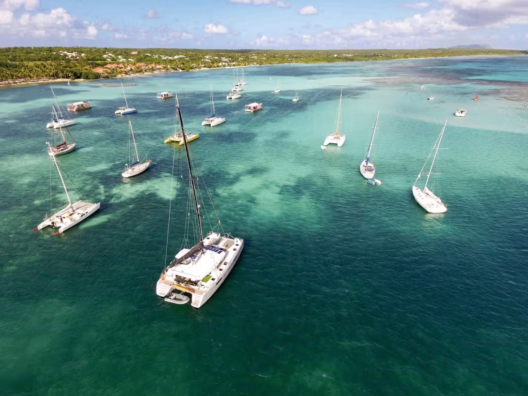 Cat'Leya profite maintenant des Antilles, comme ici au mouillage dans le lagon de Saint-François en Guadeloupe.