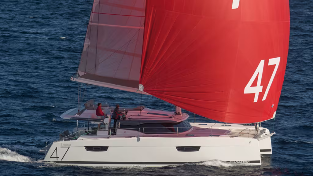 Sous spi asymétrique maxi et grand-voile membrane à corne, le Saona exprime le nouveau tempérament Fountaine Pajot en 47'.