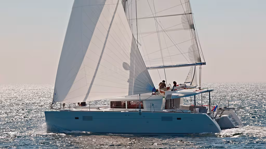 Large, haut et toilé, un catamaran peut impressionner. Pourtant, après quelques jours de formation, il est facile à manœuvrer… 