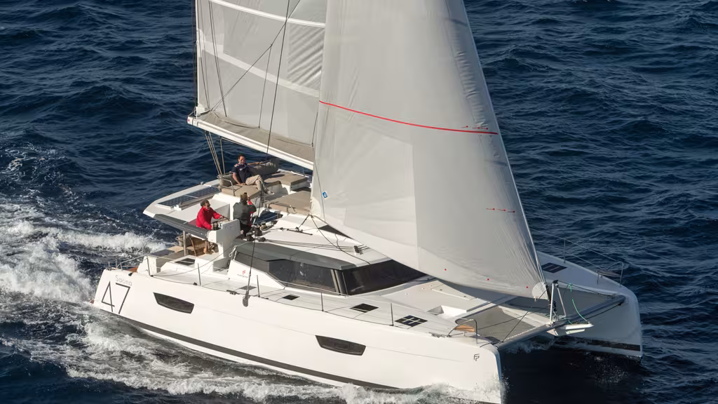 Rien n'empêche ce catamaran (très) confortable de cavaler dans la brise.