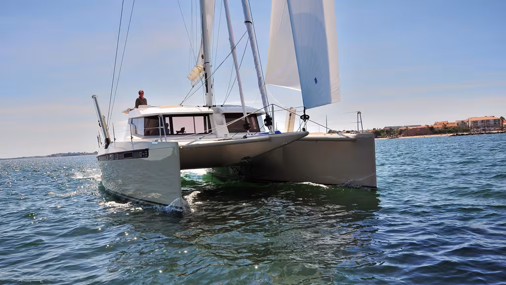 Même par petit temps, le S48' est un catamaran vivant et véloce. Belles voiles en Hydranet radial, gréement textile, mât et bôme carbone constituent un moteur vélique haut de gamme