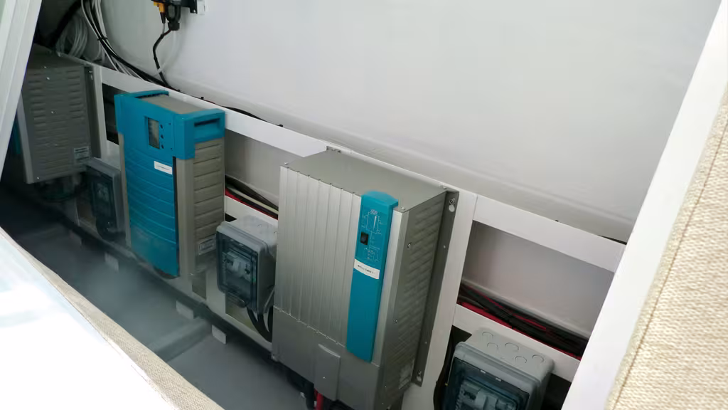 Pour recharger les batteries rapidement et pouvoir utiliser la puissance parfois avec des pics de consommation, une configuration bien adaptée est primordiale, comme ici avec ces deux chargeurs convertisseurs montés en série.