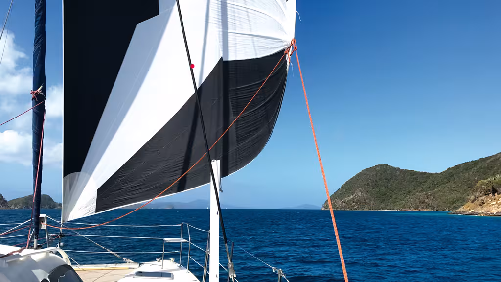 Le catamaran était très équipé dès le départ, avec un jeu de voiles pléthorique. Un plus en grande croisière.
