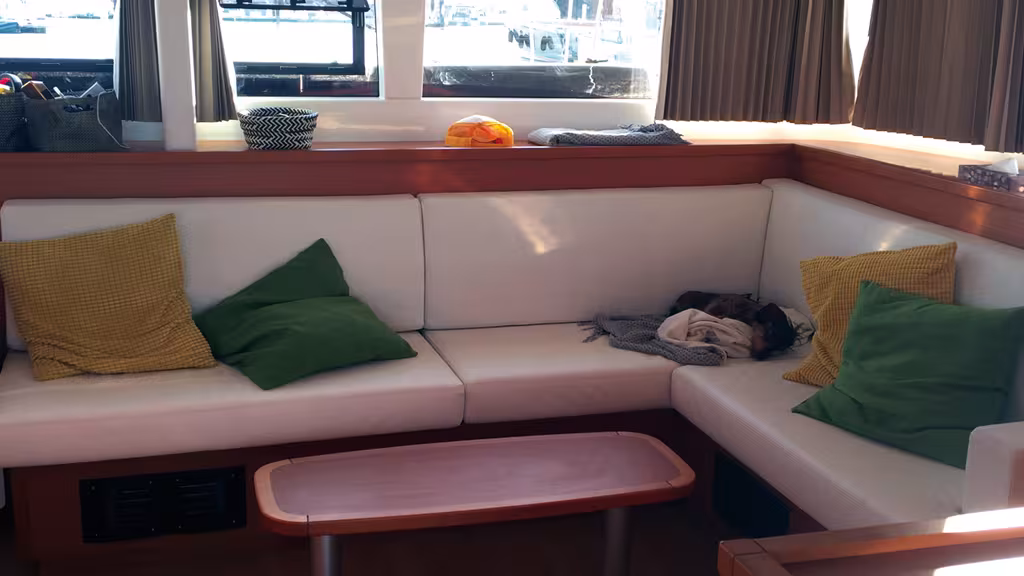 Le traditionnel carré a fait place à un canapé salon pour se détendre. L'espace repas est maintenant dans le cockpit (qui peut être bien protégé par ses joues latérales). Et un espace de vie supplémentaire, un !