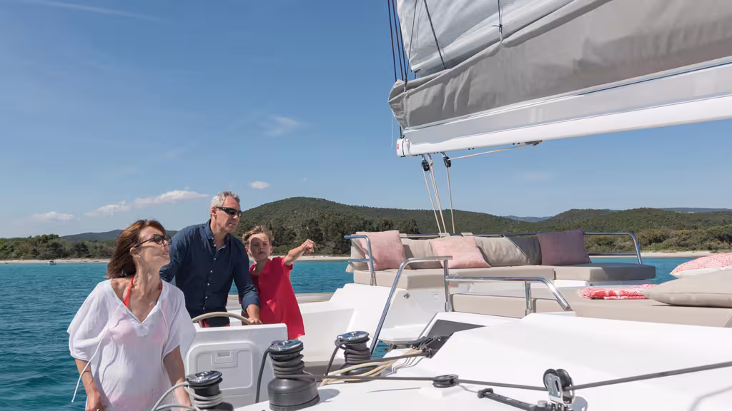 Le passage vers le flybridge est sécurisant et fluide, et ne dérange pas le barreur : une réussite !